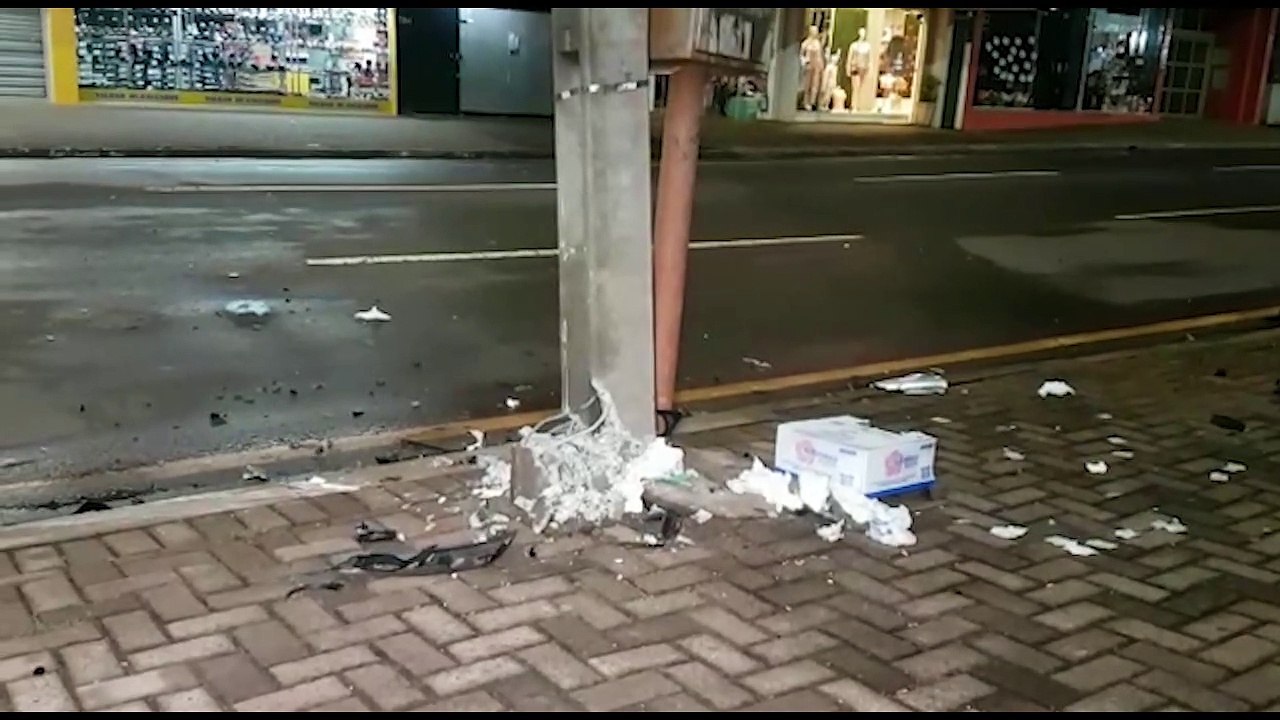 Semáforo e poste são danificados após acidente de trânsito no Centro; sinalização está em amarelo intermitente