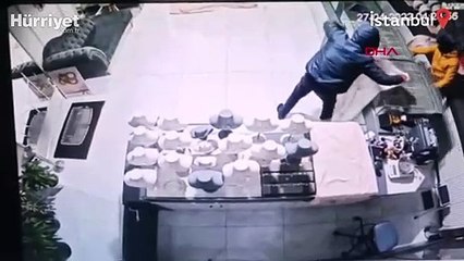 Beykoz'da kuyumcudan çuvalla altın çalan hırsızlar görüntülendi