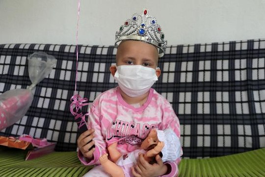 LÖSEV'den lösemi hastası Zeynep'e moral ziyareti
