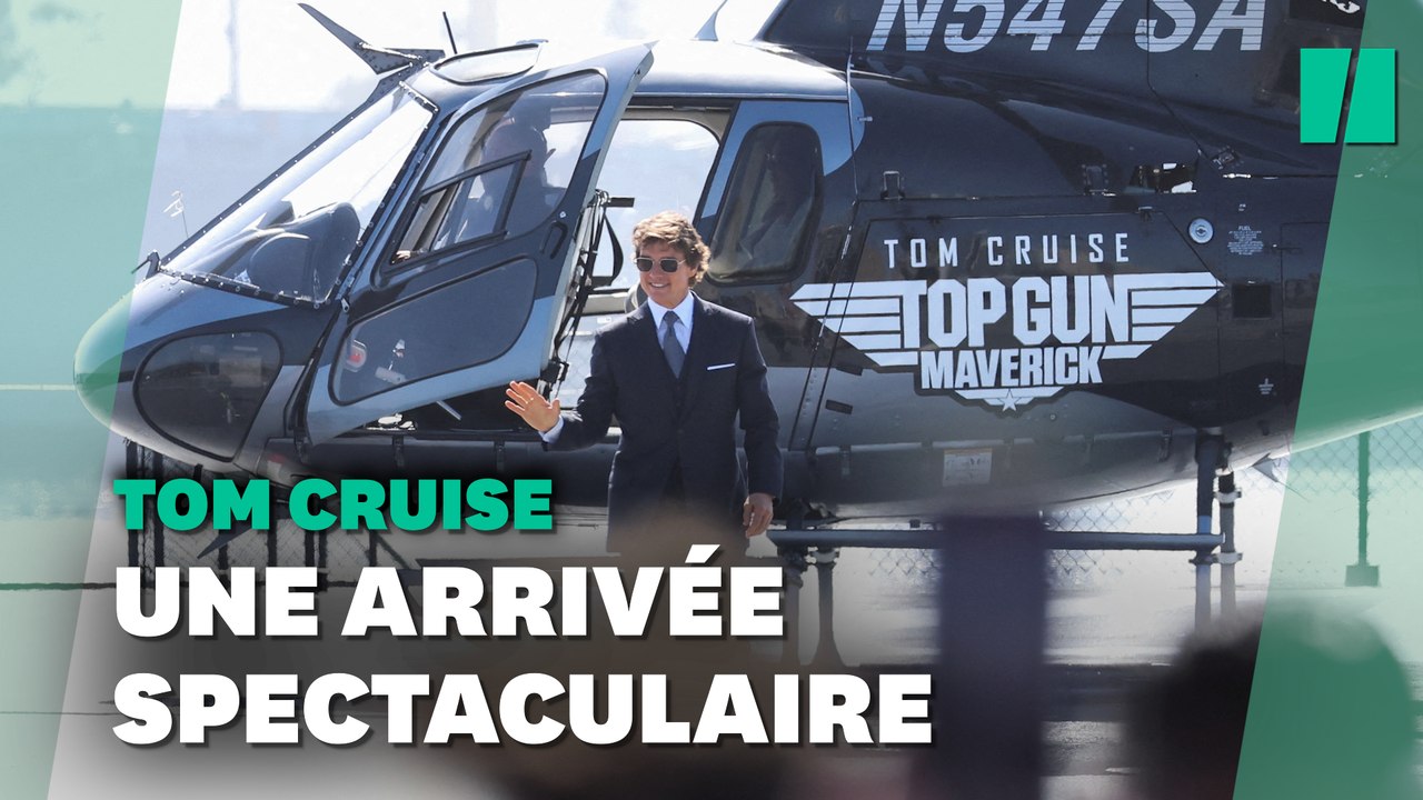 Tom Cruise se pose en hélico sur un porte-avions pour l'avant-première de "Top Gun 2"