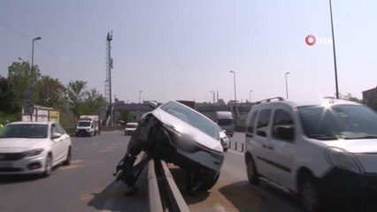 E-5'te korkutan kaza... Kontrolden çıkan araç bariyerlere çıktı