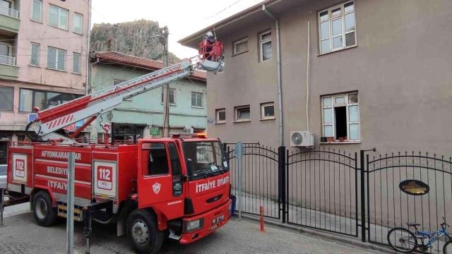 Son dakika: Olukta asılı kalan ebabil kuşunu itfaiye kurtardı