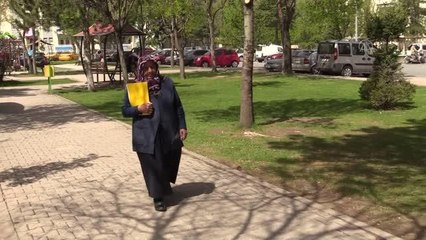 Katıldığı kursta azmiyle 76 yaşında okuma yazmayı öğrendi