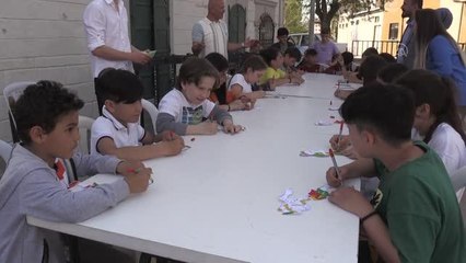 Balıkesir'in ilçelerinde çocuklara gölge oyununun inceliklerini öğretiyor