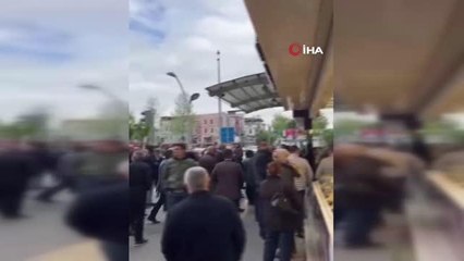 Döviz satış fiyatını beğenmeyen iki genç küfürlü konuşunca, esnafla aralarında kavga çıktı