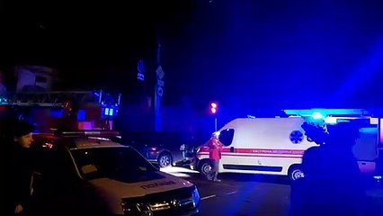 Unidades de emergencia tras un ataque en la ciudad de Kiev