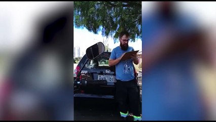 Motociclista questiona agentes durante ação da Transitar "Pode canetiar sem uniforme?"