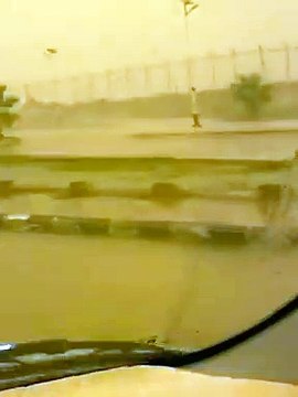 أمطار رعدية غزيرة مصحوبة برياح مثيرة للأتربة على مدينة عرعر.