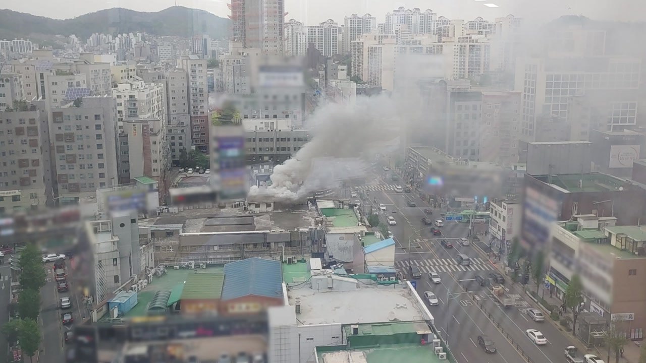 퇴근 시간 불광역 근처 건물 옥상에서 불...한때 도로 통제 / YTN
