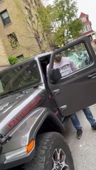 Mujer encuentra a su esposo engañándola con otro hombre y 'se sale de los chiros'