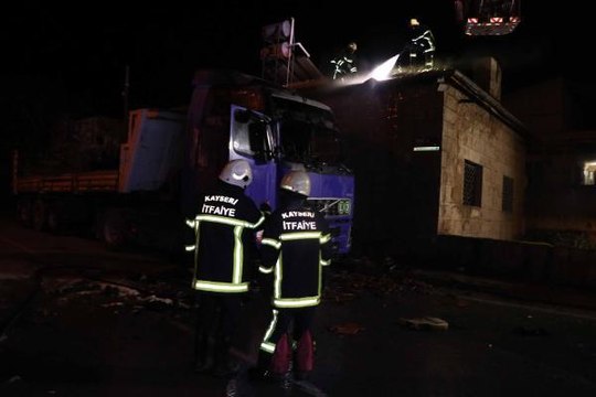 KAYSERİ'DE PARK HALİNDEKİ TIR İLE ALEVLERİN SIÇRADIĞI EVİN ÇATISI YANDI