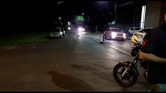Motorista foge sem prestar socorro e deixa motociclista jogado ao chão após colisão no Centro