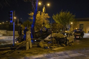 İki otomobilin çarpışması sonucu 3 kişi yaralandı