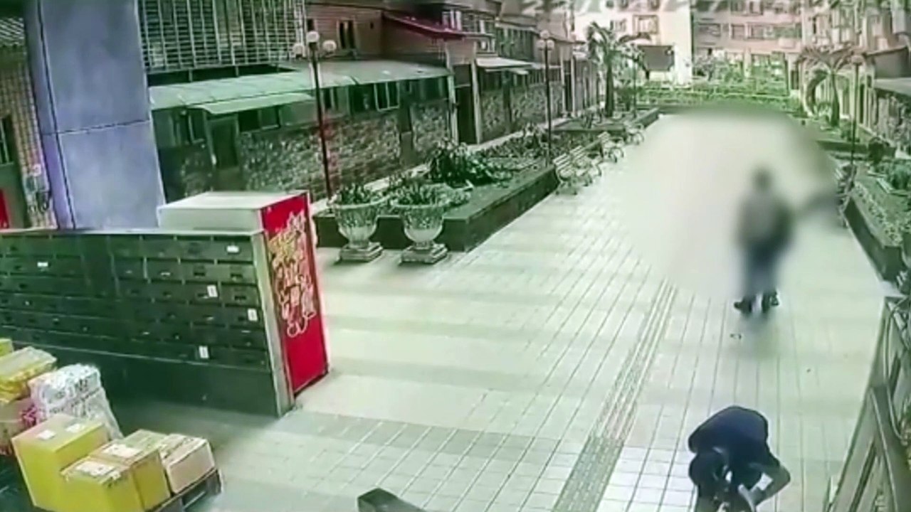 新北砍人！2男持刀槍中庭對峙 一人濺血另一人帶他回家包紮