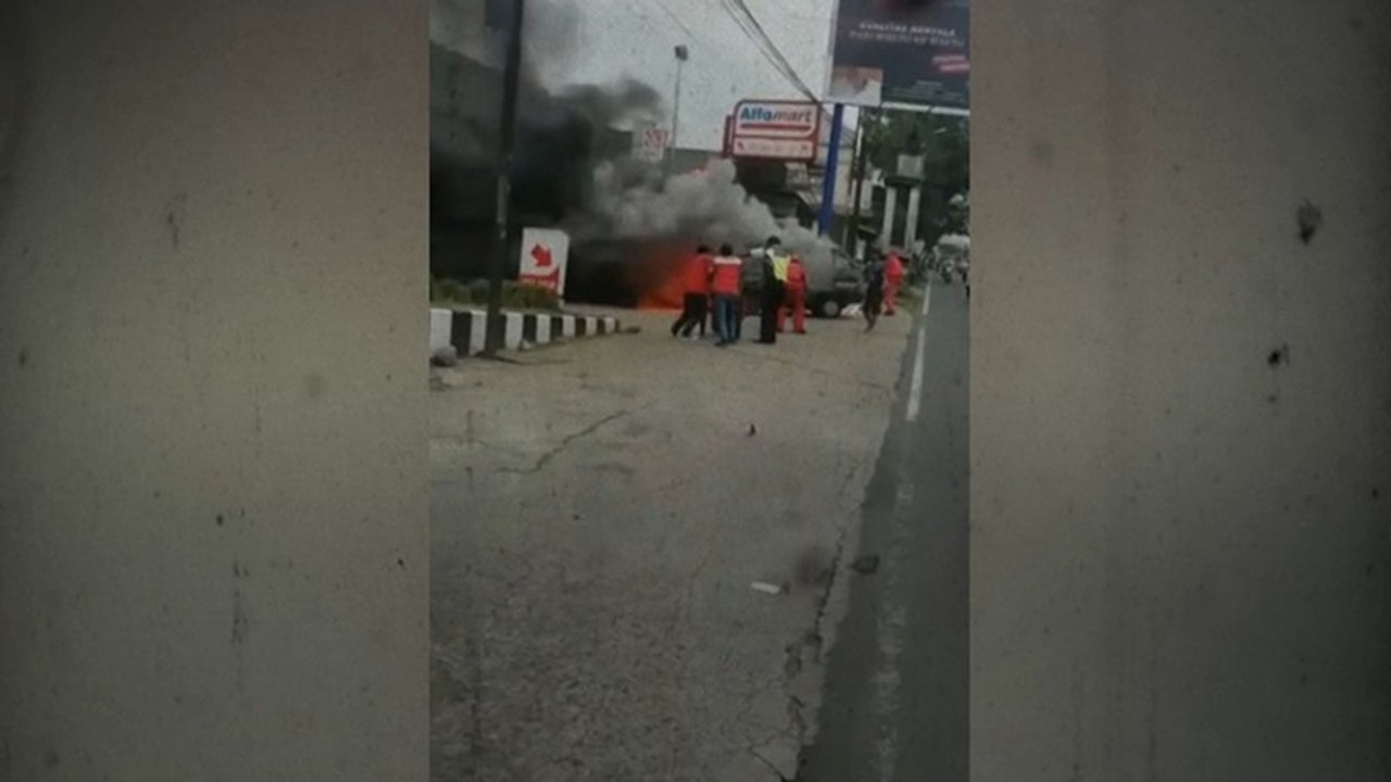 Minibus Terbakar Usai Mengisi BBM, Sopir Alami Luka Bakar di Sekujur Tubuh