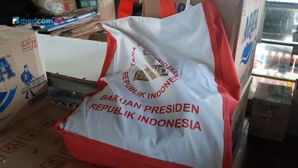 Jokowi Bagi-bagi THR dan Sembako di Terminal Kampung Rambutan