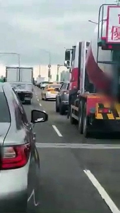 影／運將高架橋「蛇行飄移」撞護欄 駕駛怕爆不敢超車