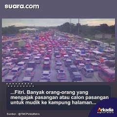 Enggak Punya Ayang, Pemuda Ini Pilih Mudik Bersama Boneka Beruang