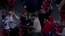 Un papa rattrape une balle de baseball en plein vol alors qu'il donne le biberon