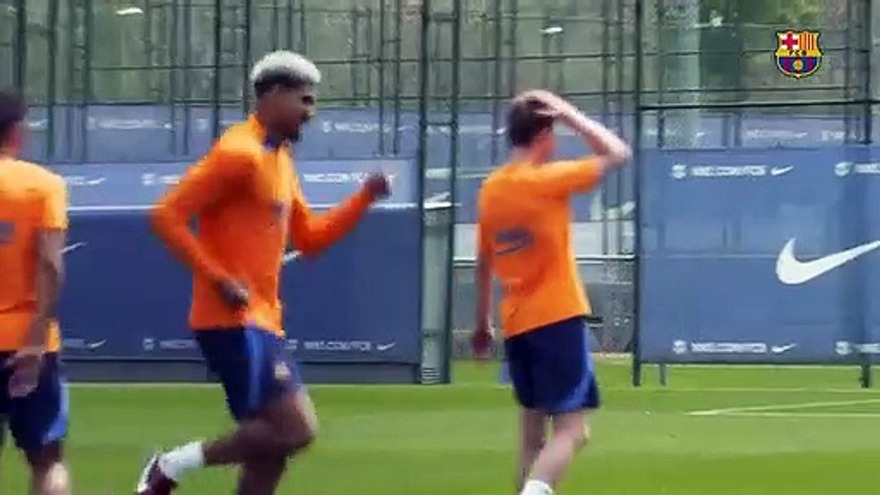 Los golazos de Ronald Araujo en el entreno del Barça / FCB