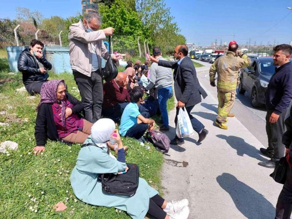 İETT otobüsü zincirleme trafik kazasına karıştı... Oluşan trafik yoğunluğu böyle görüntülendi