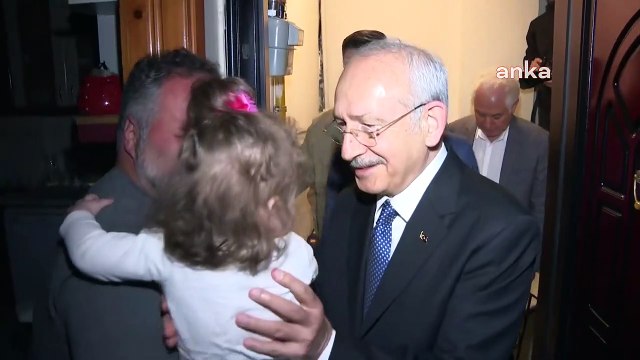 Kemal Kılıçdaroğlu İstanbul’da elektriği kesilen aileyi ziyaret etti