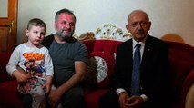 Kemal Kılıçdaroğlu İstanbul’da elektriksiz aileyi ziyaret etti