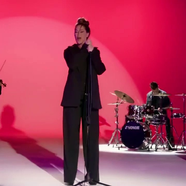 Hülya Avşar'dan 3 yıl sonra yeni şarkı sürprizi