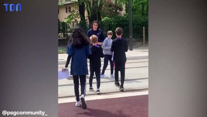 Ethan Mbappé accueilli comme une rockstar par des fans !