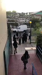 Un padre le grita mensajes motivacionales a su hija antes de entrar al colegio