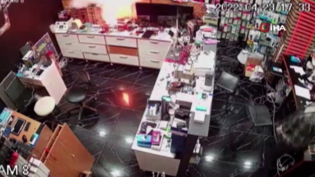 Cep telefonu bir anda alev aldı