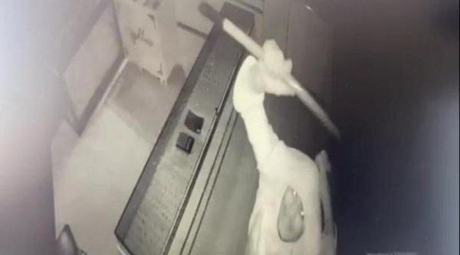 HIRSIZLIK ŞÜPHELİLERİ, KIRMAYA ÇALIŞTIKLARI GÜVENLİK KAMERASI KAYITLARINDAN YAKALANDI