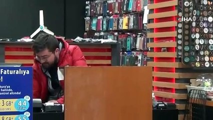 Cep telefonu bir anda alev aldı