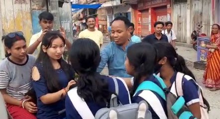 হেলমেট ছাড়া বাইক আরোহীদের হাতে গোলাপ গান্ধীগিরি কালচিনির বিডিওর