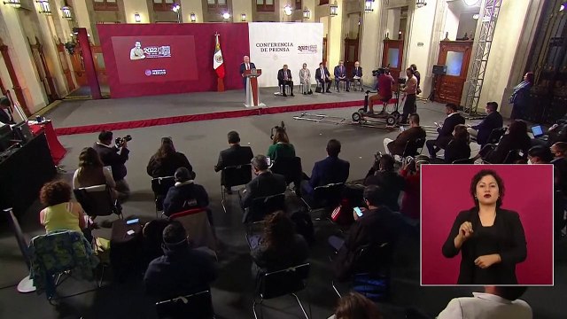 Presidente de México propone reducir número de legisladores en reforma electoral