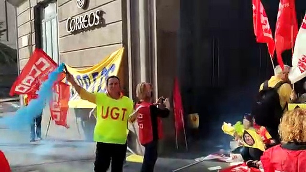 CCOO y UGT se encierran en la sede de Correos en Santa Cruz de Tenerife./ CCOO