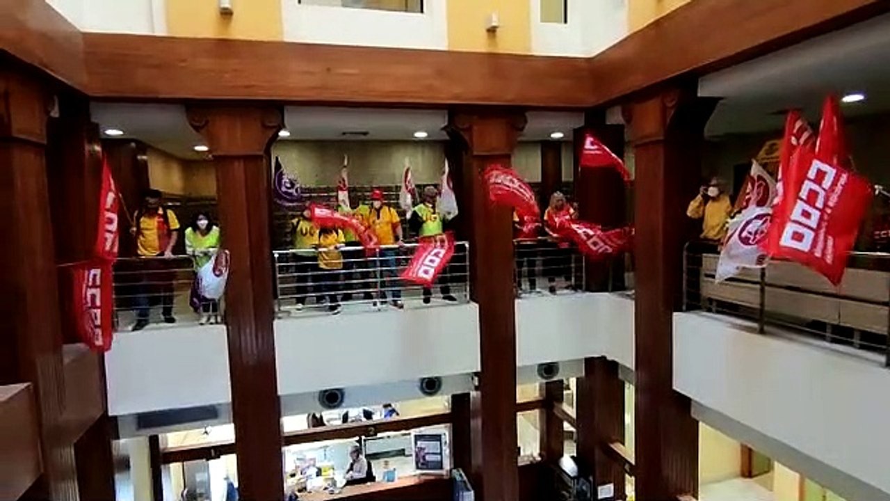 CCOO y UGT se encierran en la sede de Correos en Santa Cruz de Tenerife./ CCOO 2