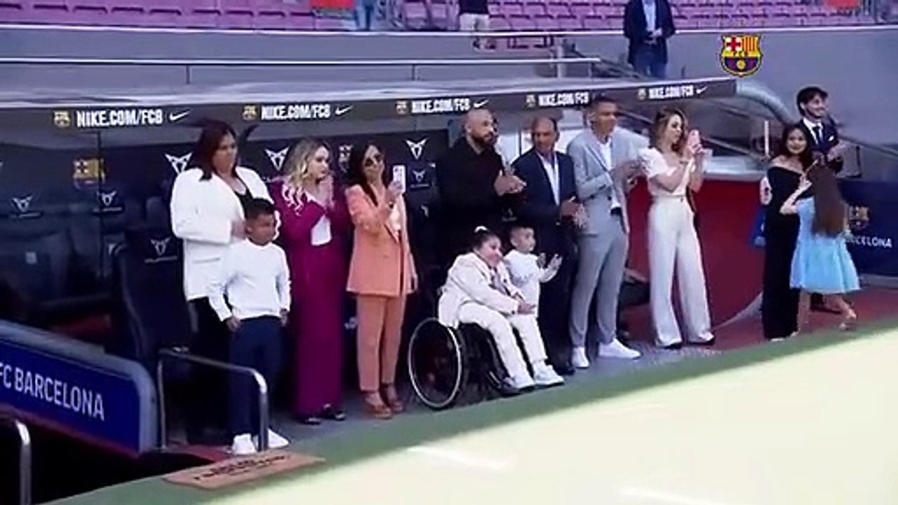 Ronald Araujo rompe a llorar durante su renovación con el Barça / FCB