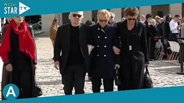 Hommage à Michel Bouquet : éprouvée et digne, Muriel Robin soutenue par sa femme Anne Le Nen