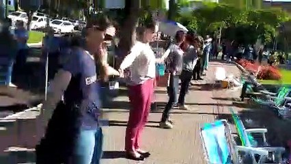 Professores em greve abraçam o Paço Municipal e cantam o hino de Umuarama