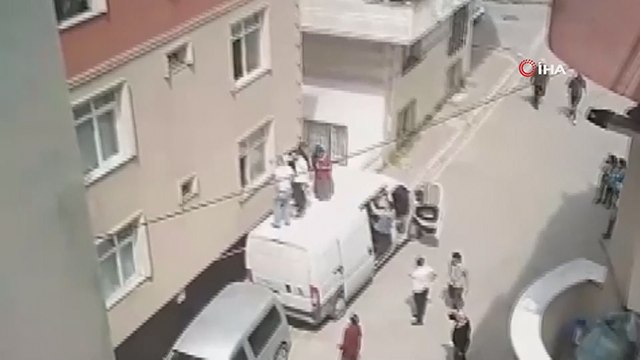 Yangında mahsur kalanları minibüs yardımıyla kurtardılar