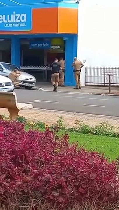 Assalto com reféns em loja em Cambé