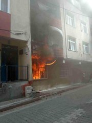 Esenyurt'ta bir ev alevlere teslim oldu... Mahsur kalan vatandaşlar camdan atlayarak kurtuldu