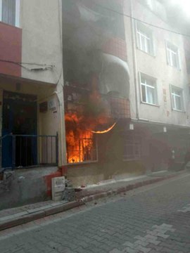Esenyurt'ta bir ev alevlere teslim oldu... Mahsur kalan vatandaşlar camdan atlayarak kurtuldu