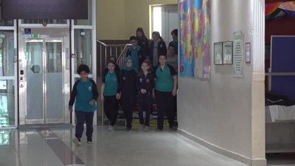 Osmanlı geleneğini sürdüren öğrenciler harçlıklarıyla veresiye borçlarını ödedi