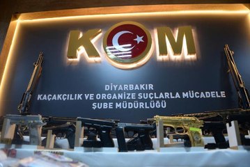 'KOYUNLAR' SUÇ ÖRGÜTÜNE OPERASYONDA ELE GEÇİRİLEN SİLAHLAR SERGİLENDİ