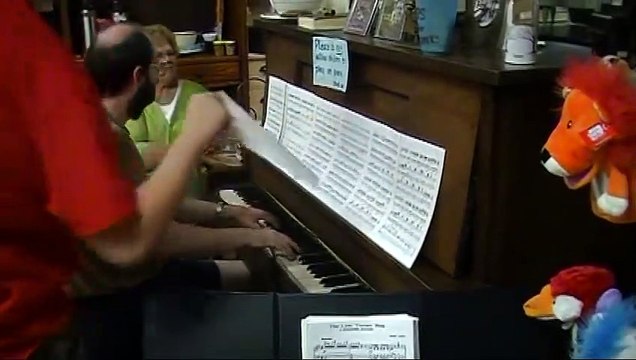 Le pianiste Tom Brier lit et joue la mélodie de Mario pour la première fois