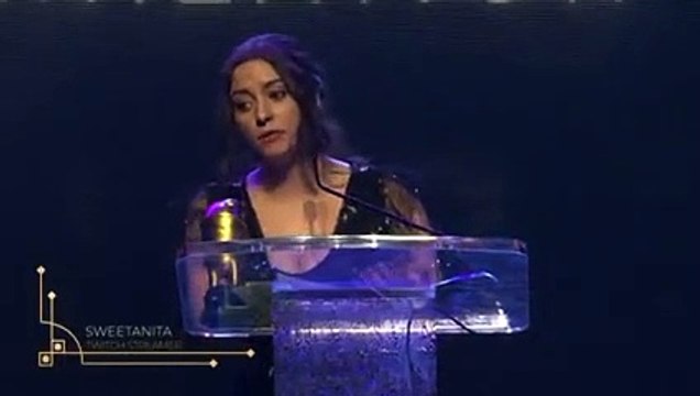 Une femme tente un discours avec le Syndrome de Tourette