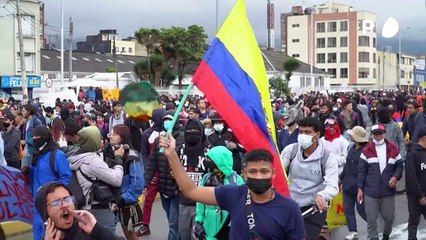 Manifestantes y policías chocan en aniversario de estallido social en Colombia