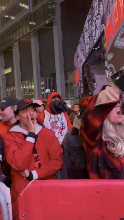Fans In Jurassic Park Booed Fans Leaving Game 6 Before It Ended
